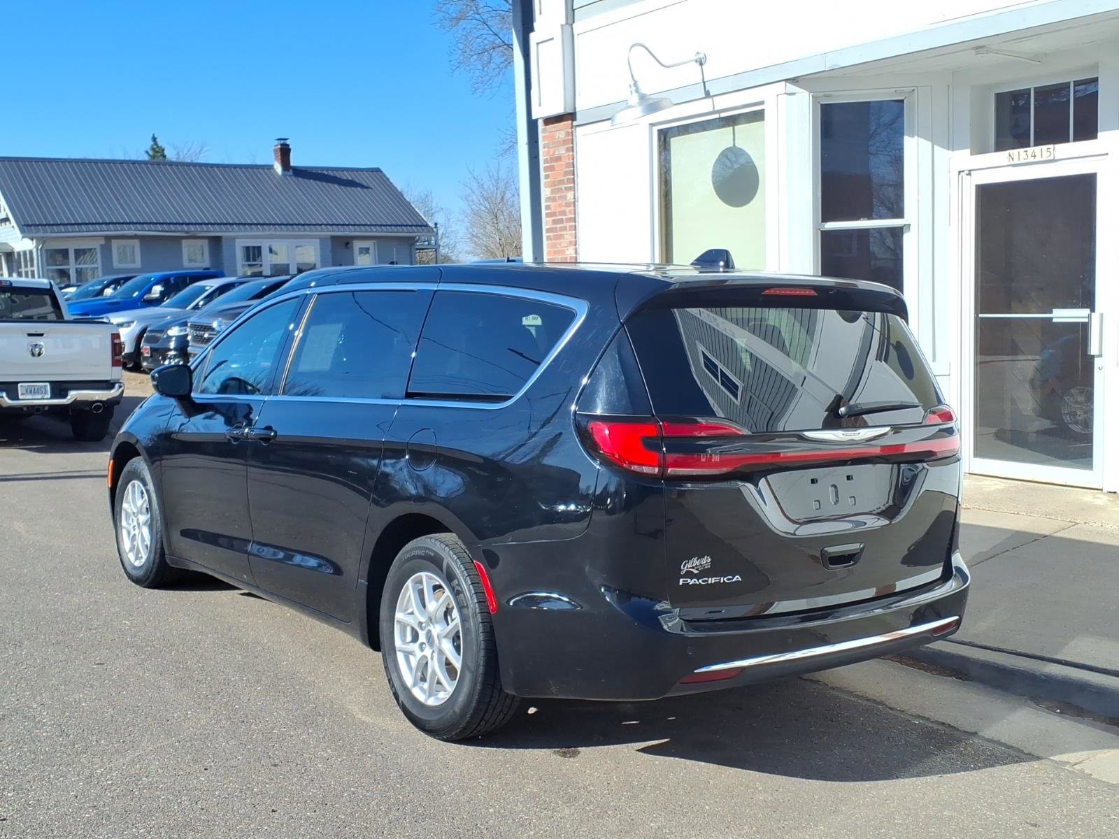 Used 2025 Chrysler Pacifica Select FWD image 7