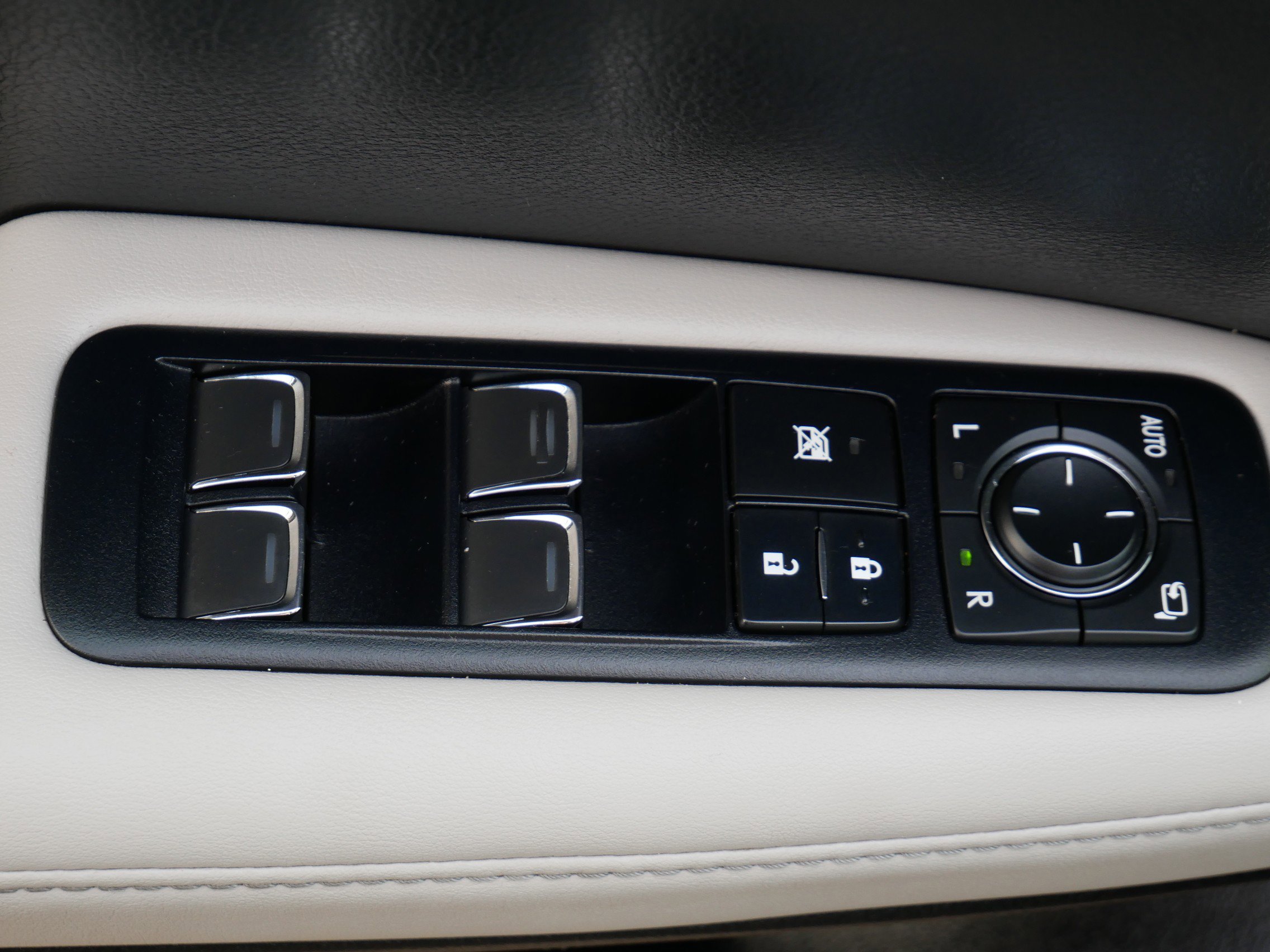 Used 2018 Lexus RX 350L Premium w/ Premium Package image 10