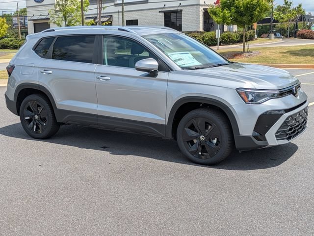 New 2026 Volkswagen Taos SE FWD image 2