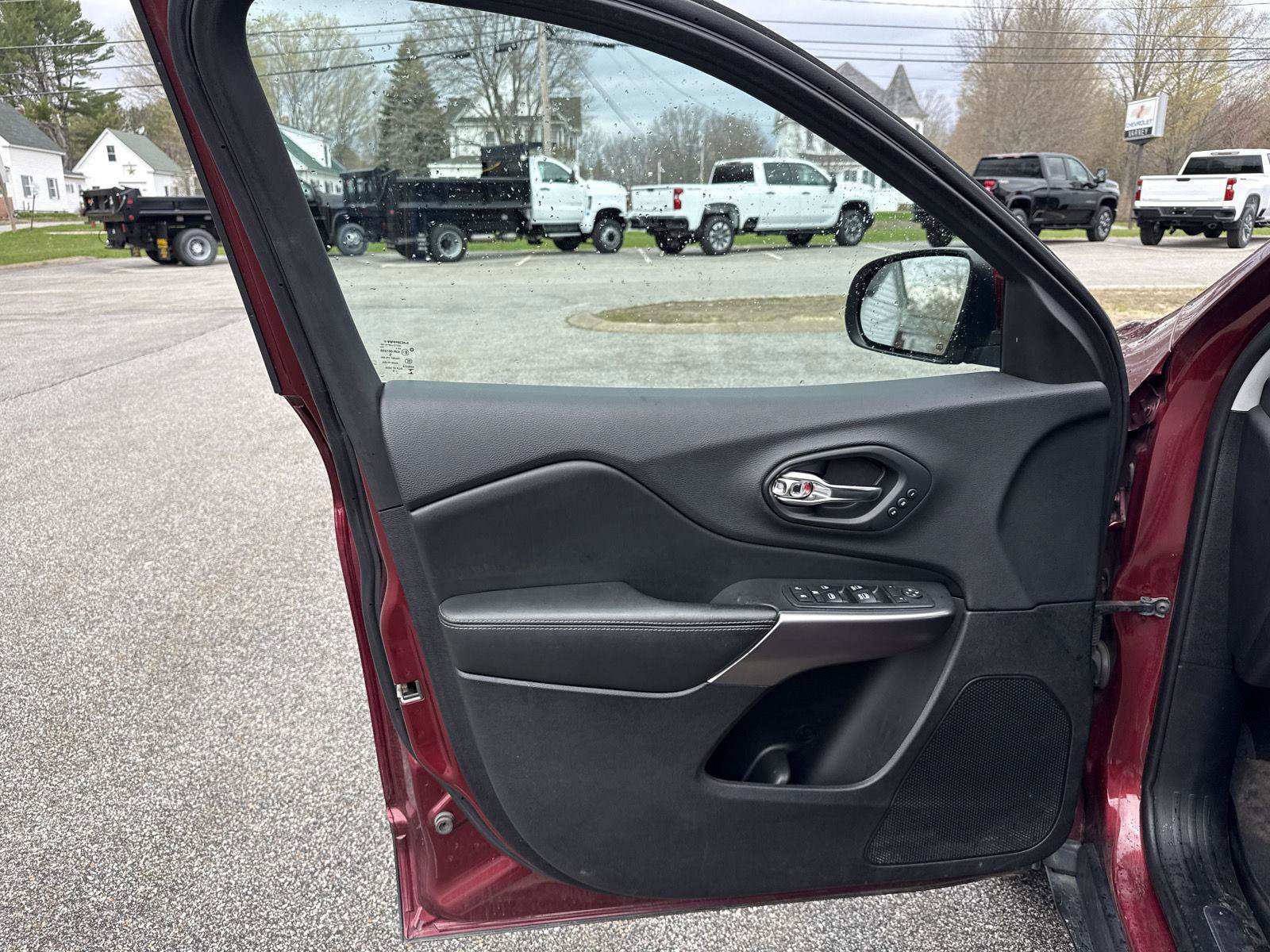 Used 2019 Jeep Cherokee Limited AWD/4WD image 11