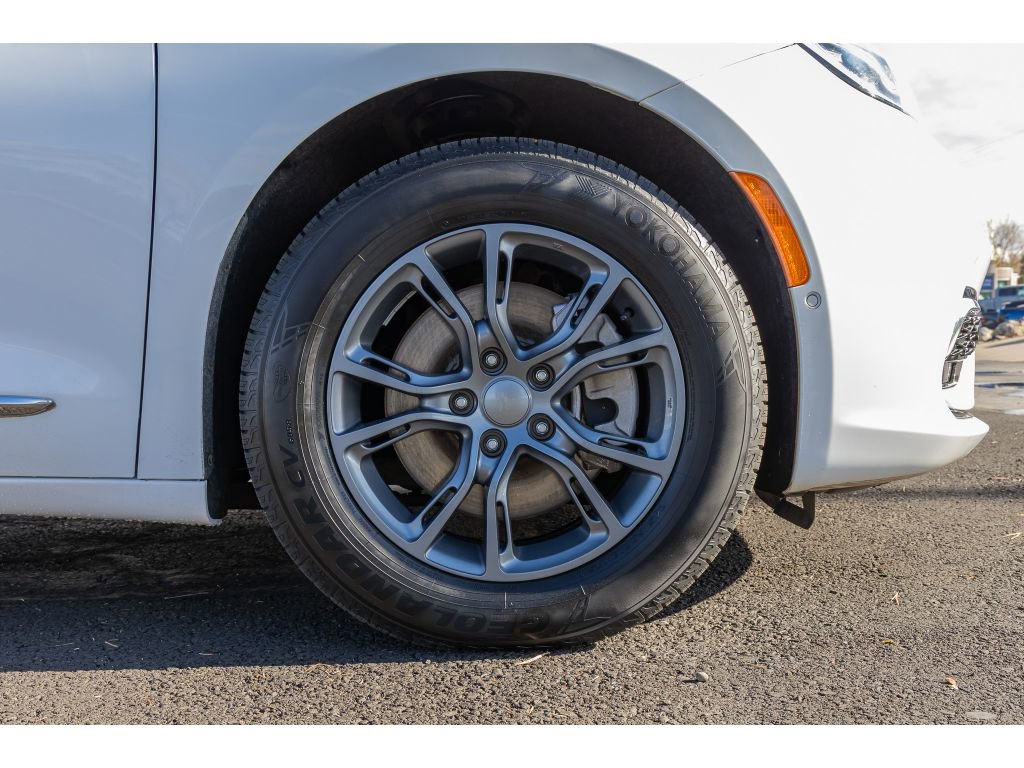 Used 2021 Chrysler Pacifica Limited w/ Premium & Safety Sphere Group image 9