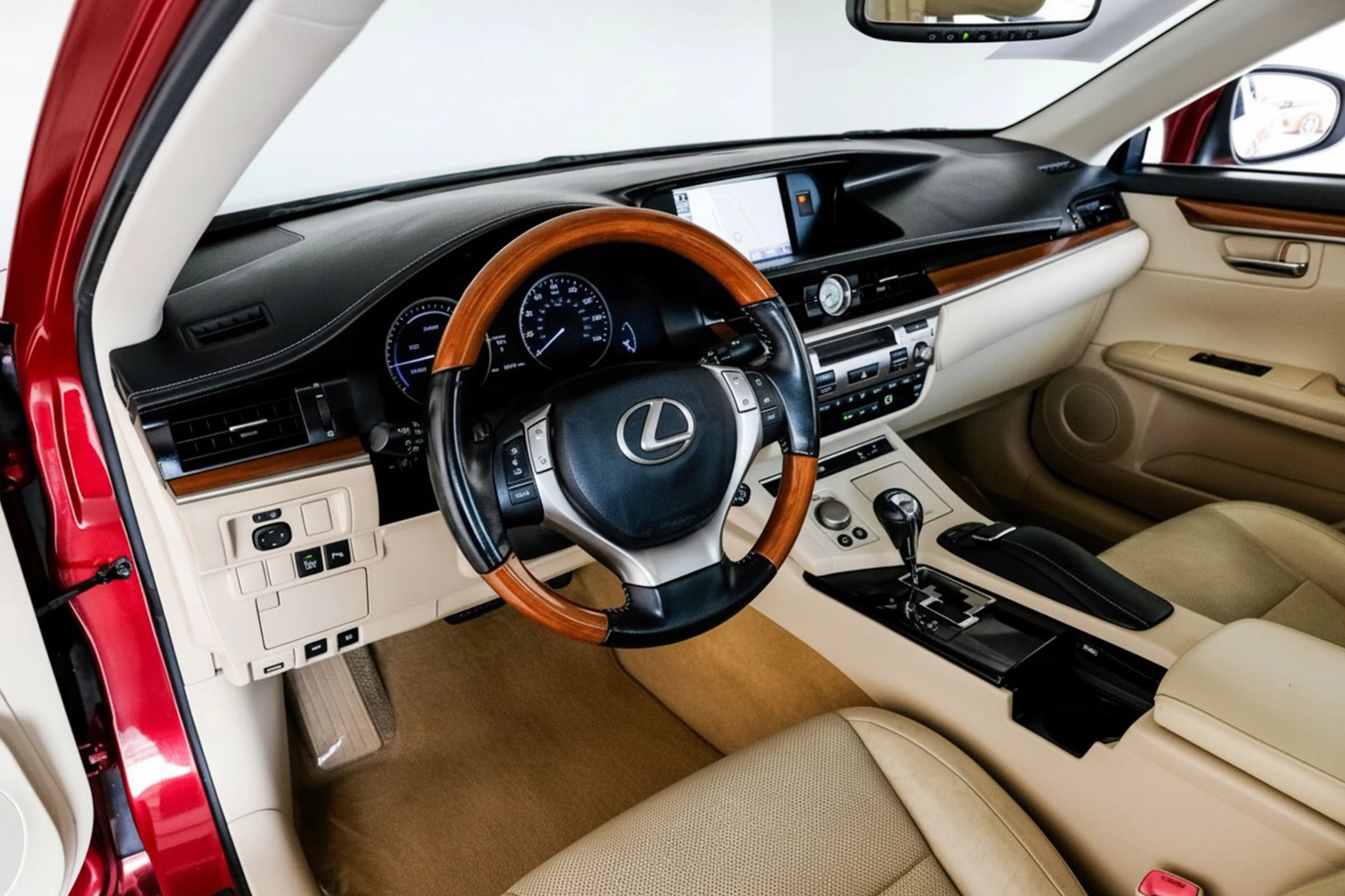 Used 2014 Lexus ES 300h w/ Luxury Package w/Bamboo Trim FWD image 2