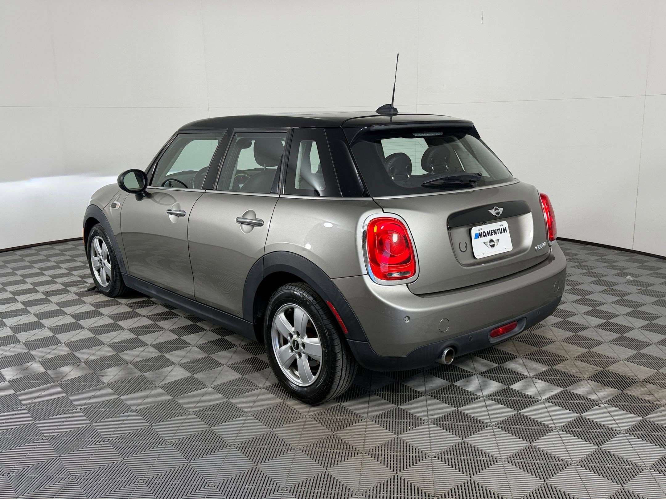 Used 2018 MINI Cooper 4-Door Hardtop FWD image 3