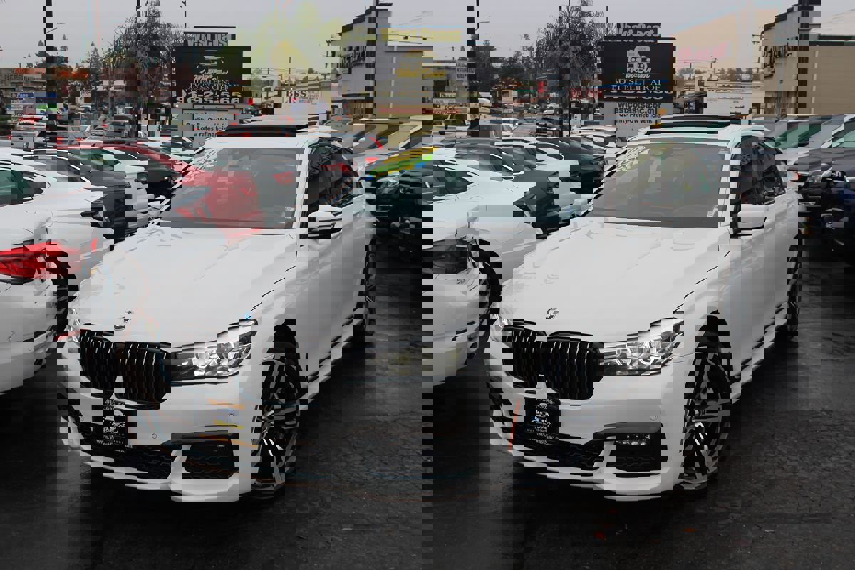 Used 2018 BMW 740i image 2