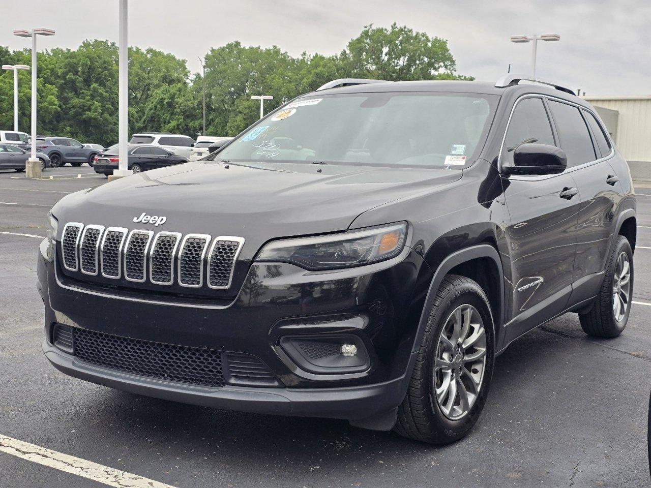 Used 2019 Jeep Cherokee Latitude Plus w/ Comfort/Convenience Group FWD image 3