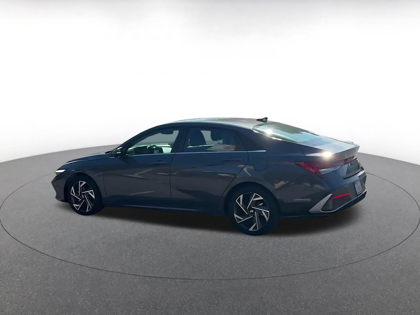 Used 2025 Hyundai Elantra Limited image 10