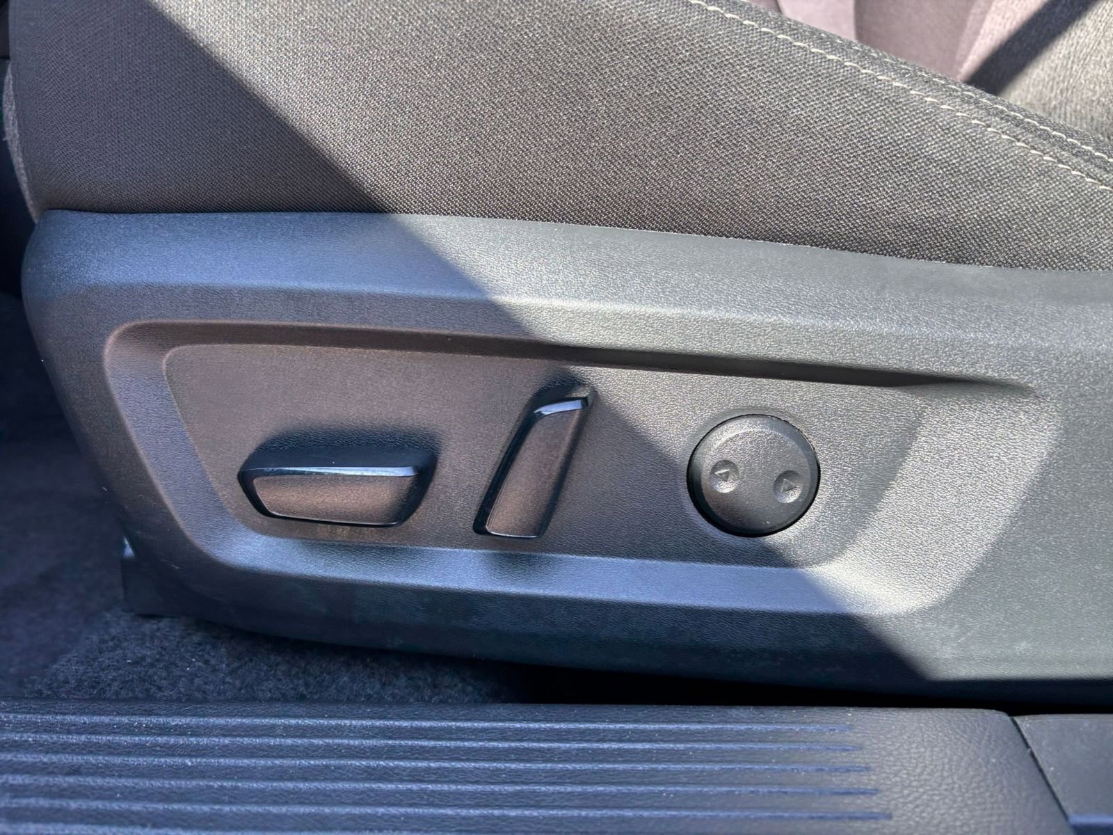 Used 2025 Nissan Rogue SV AWD/4WD image 22