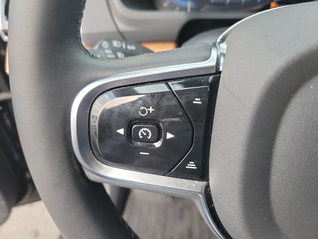 Used 2024 Volvo XC90 B5 Plus w/ Protection Package Premier image 23