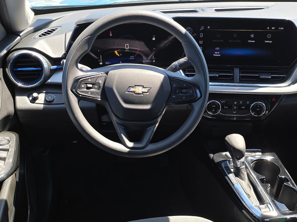 Used 2025 Chevrolet Trax LT FWD image 11