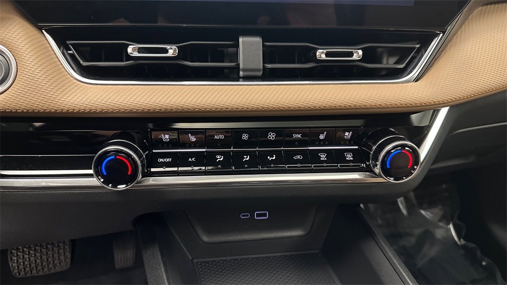 Used 2025 Chevrolet Equinox ACTIV w/ Safety and Technology Package image 30