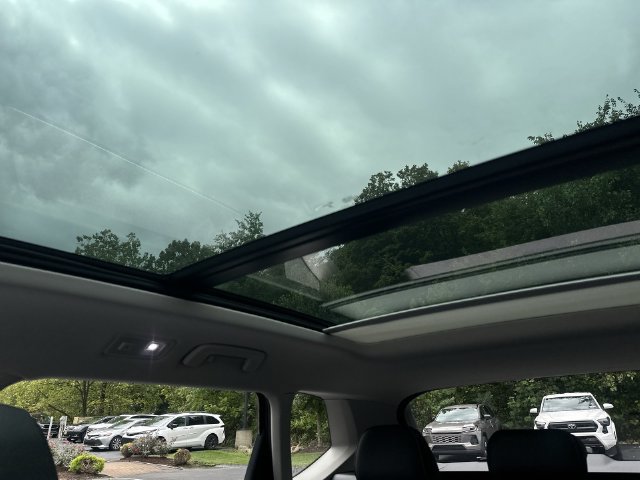 Used 2023 Volkswagen Taos SE w/ Panoramic Sunroof Package FWD image 19