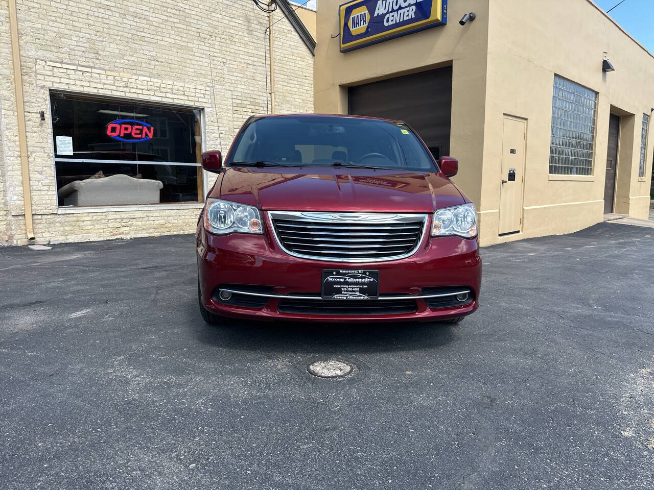 Used 2015 Chrysler Town & Country Touring w/ Driver Convenience Group FWD image 6