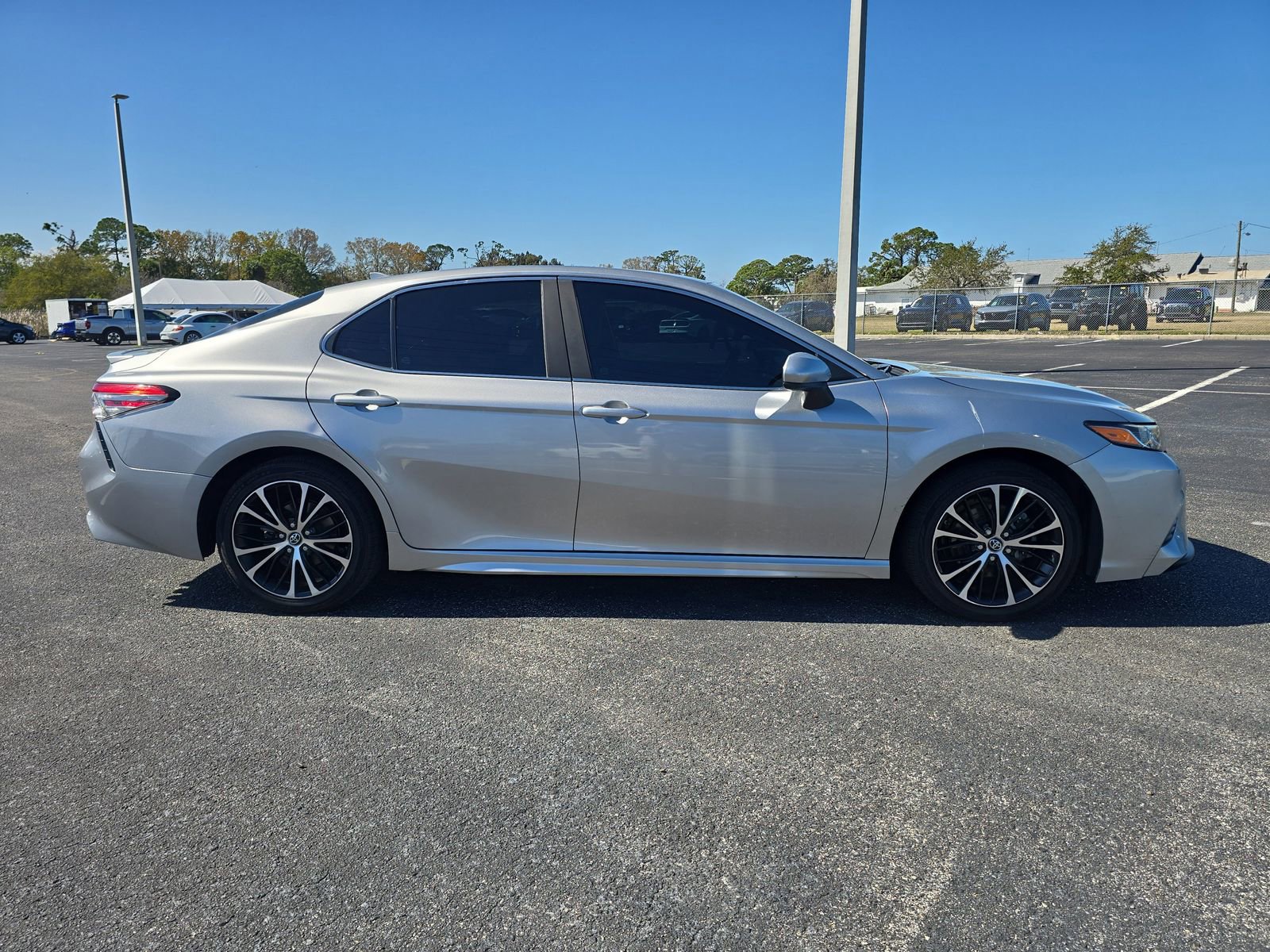 Used 2019 Toyota Camry SE image 3