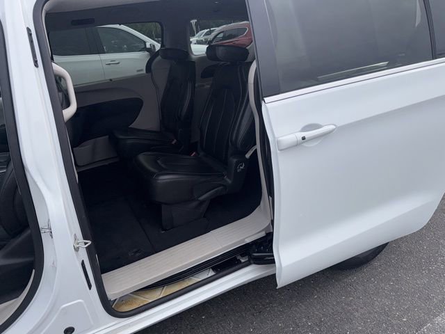 Used 2023 Chrysler Pacifica Touring-L image 6