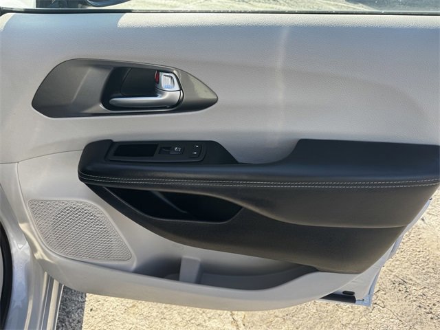 Certified 2024 Chrysler Pacifica Touring-L image 13