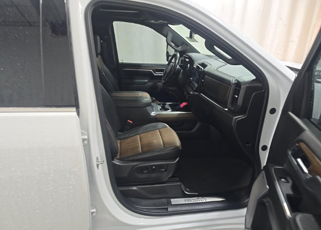 Used 2025 Chevrolet Silverado 3500 High Country w/ Technology Package AWD/4WD image 6