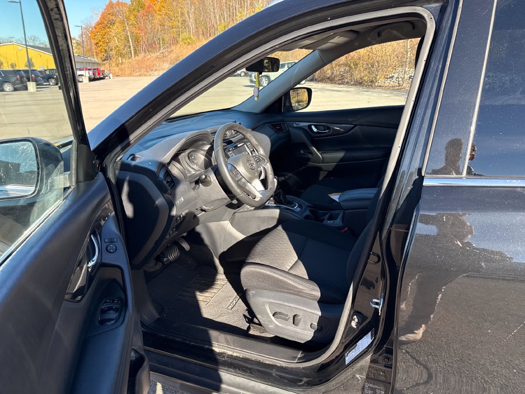 Used 2018 Nissan Rogue SV AWD/4WD image 15