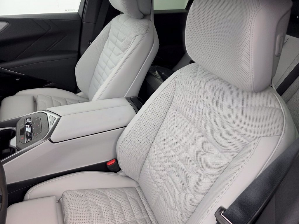 New 2027 BMW X5 xDrive50e w/ Climate Package AWD/4WD image 9