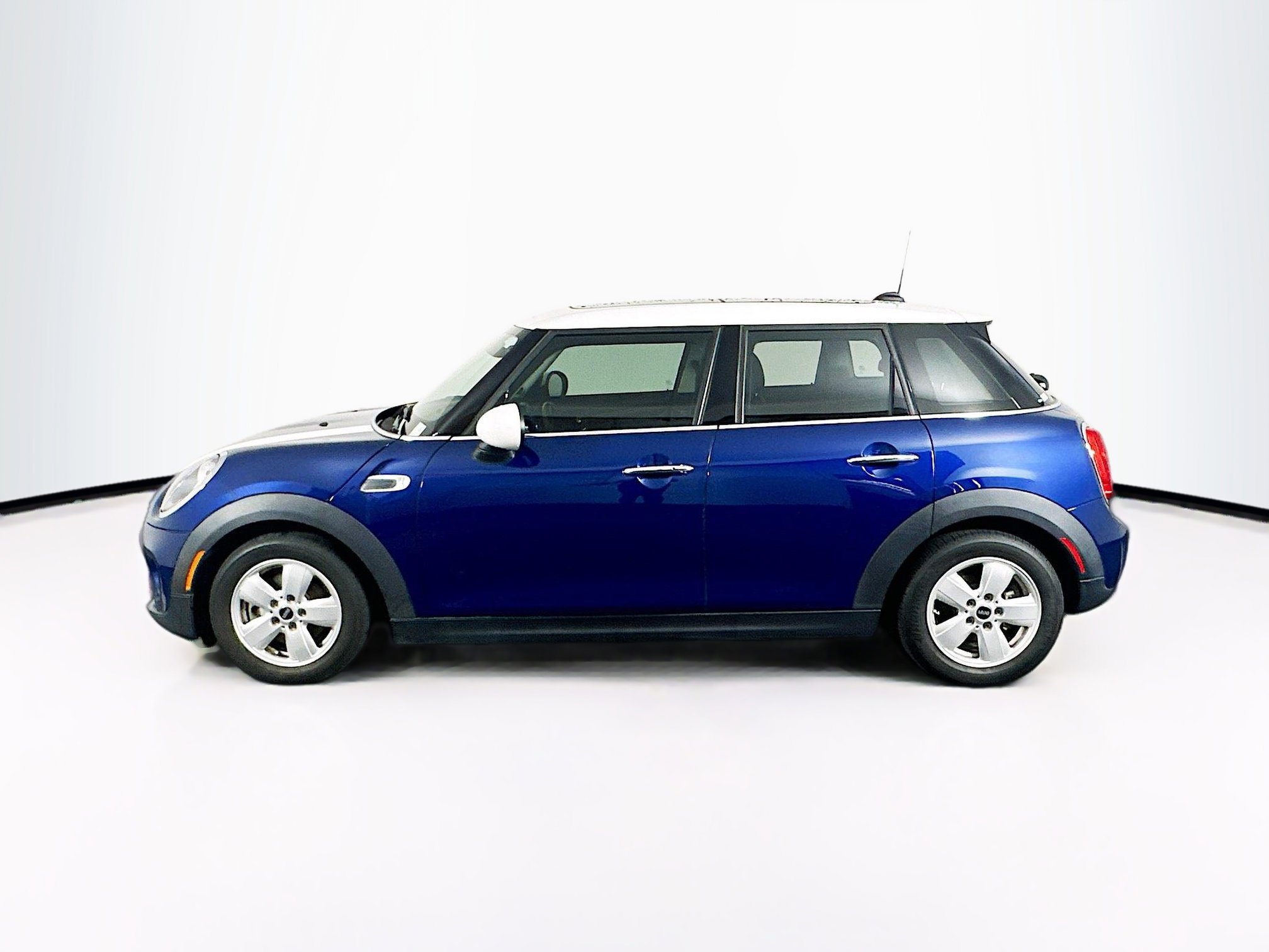 Used 2015 MINI Cooper 4-Door Hardtop FWD image 4