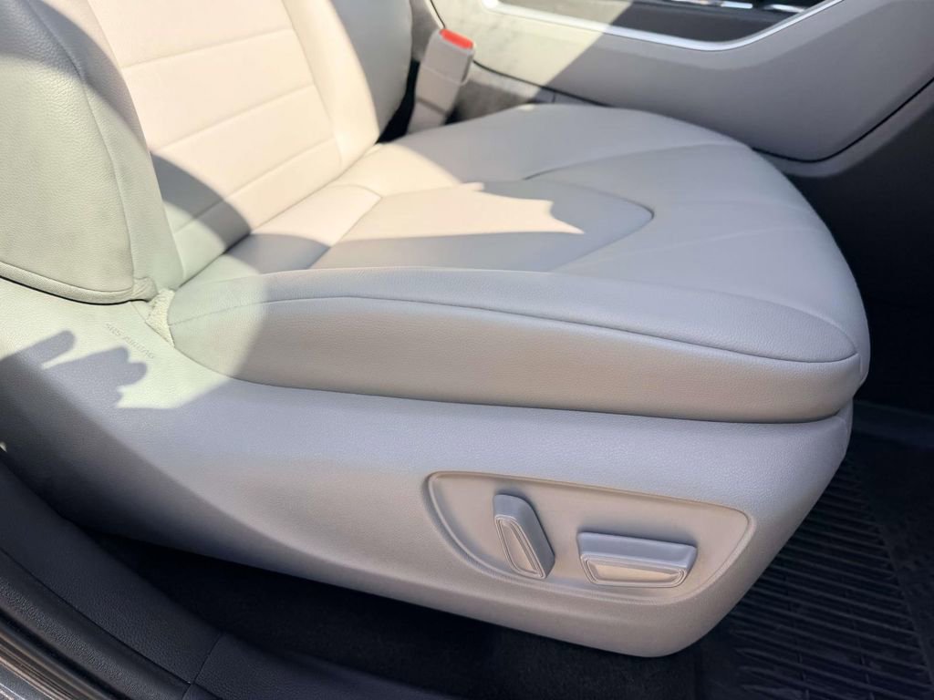 Used 2023 Toyota Highlander XLE image 12