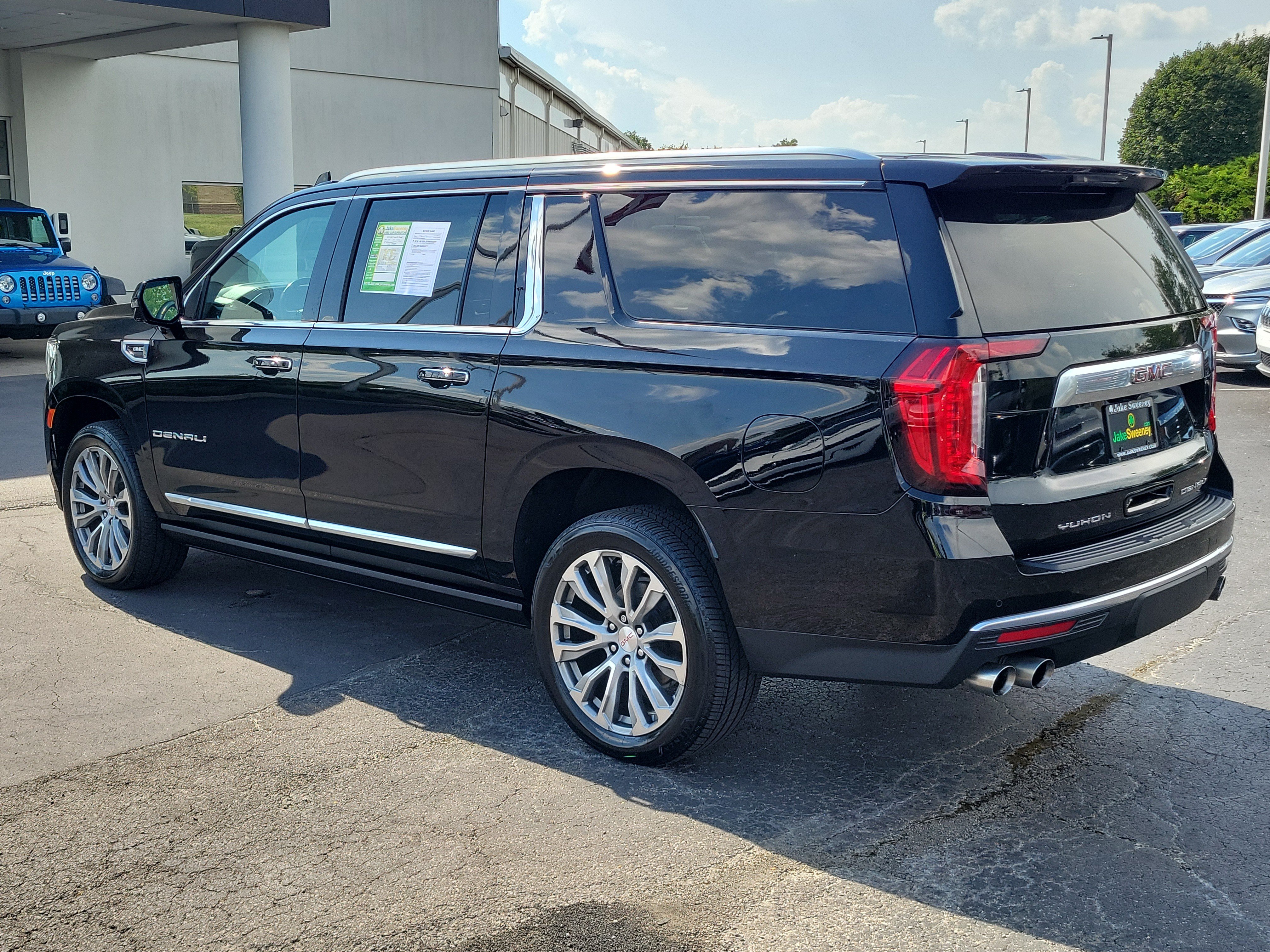 Used 2021 GMC Yukon XL Denali w/ Denali Ultimate Package AWD/4WD image 3