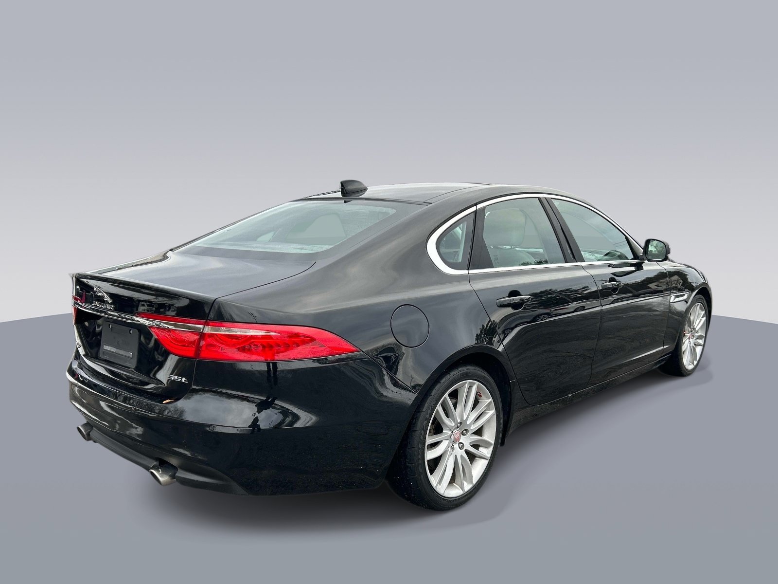 Used 2016 Jaguar XF Prestige RWD image 3