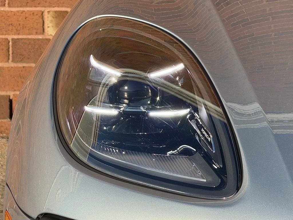 Certified 2025 Porsche Macan image 12