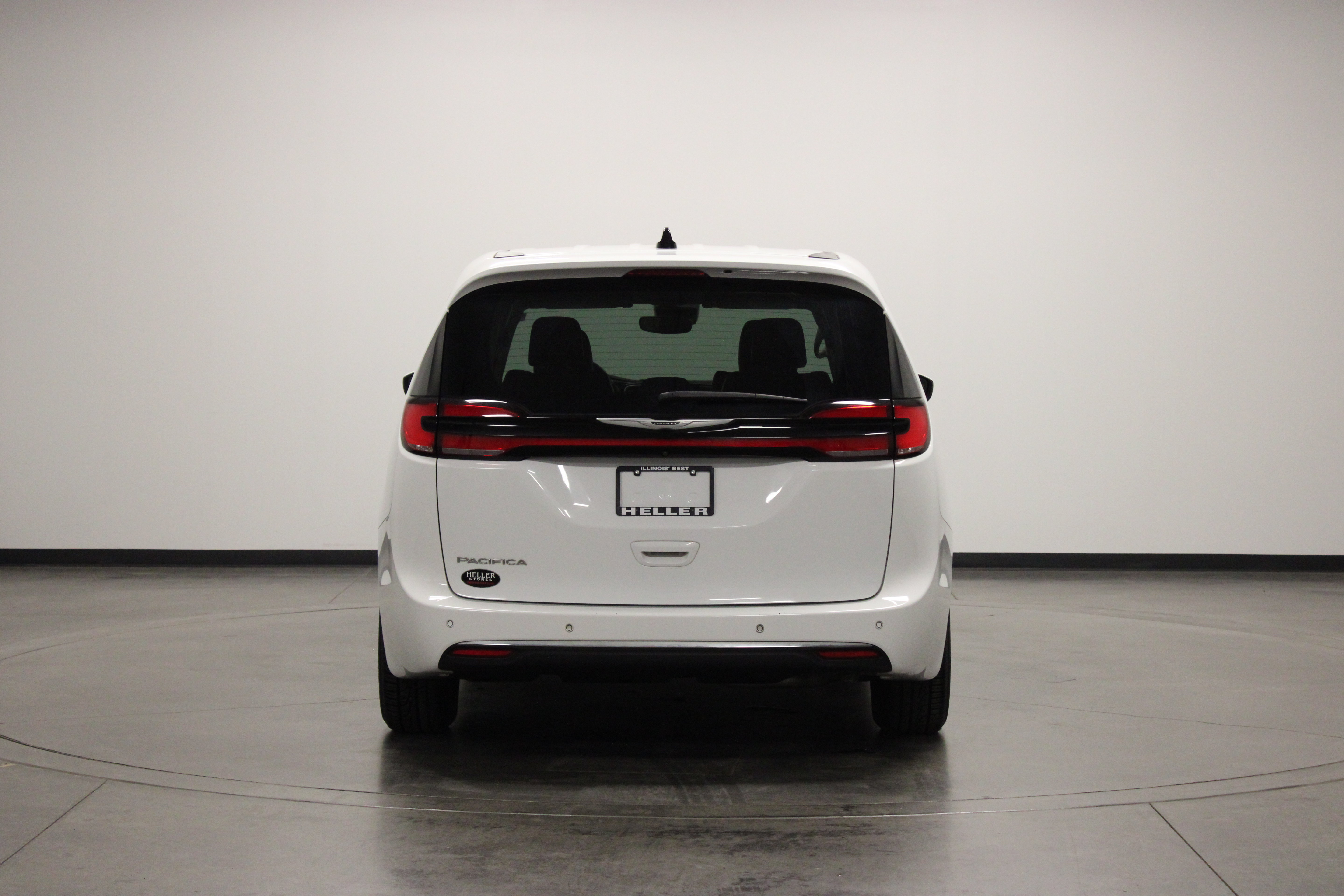 Used 2023 Chrysler Pacifica Touring-L FWD image 7