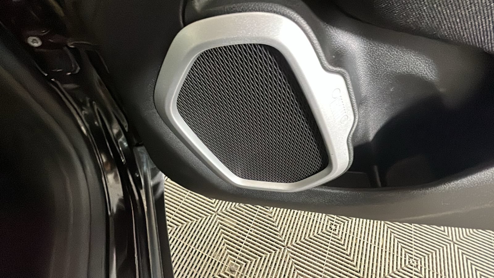 Used 2020 Jeep Renegade Latitude w/ Cold Weather Group AWD/4WD image 36