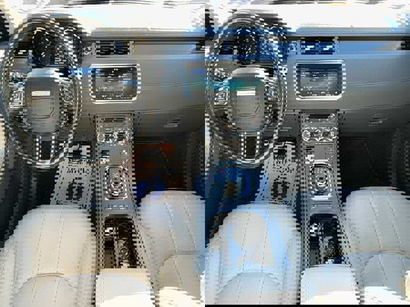 Used 2018 Land Rover Range Rover Evoque SE Premium image 17