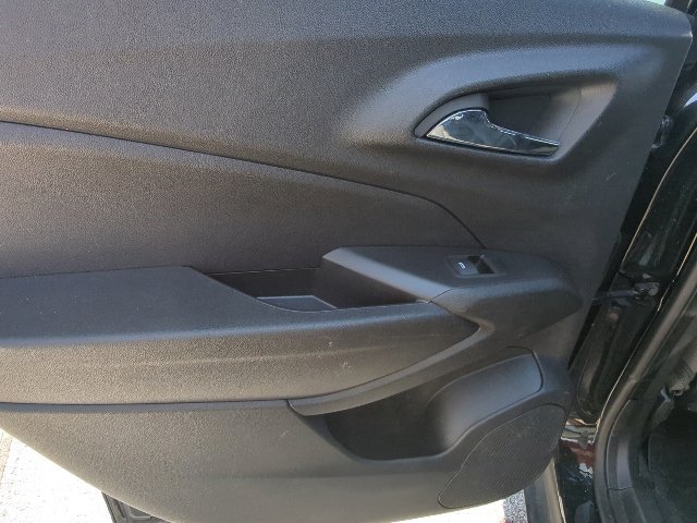 Used 2025 Chevrolet Trax RS w/ Sunroof Package FWD image 25