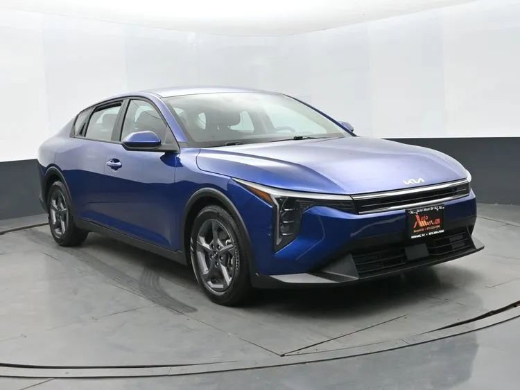 Used 2025 Kia K4 image 2