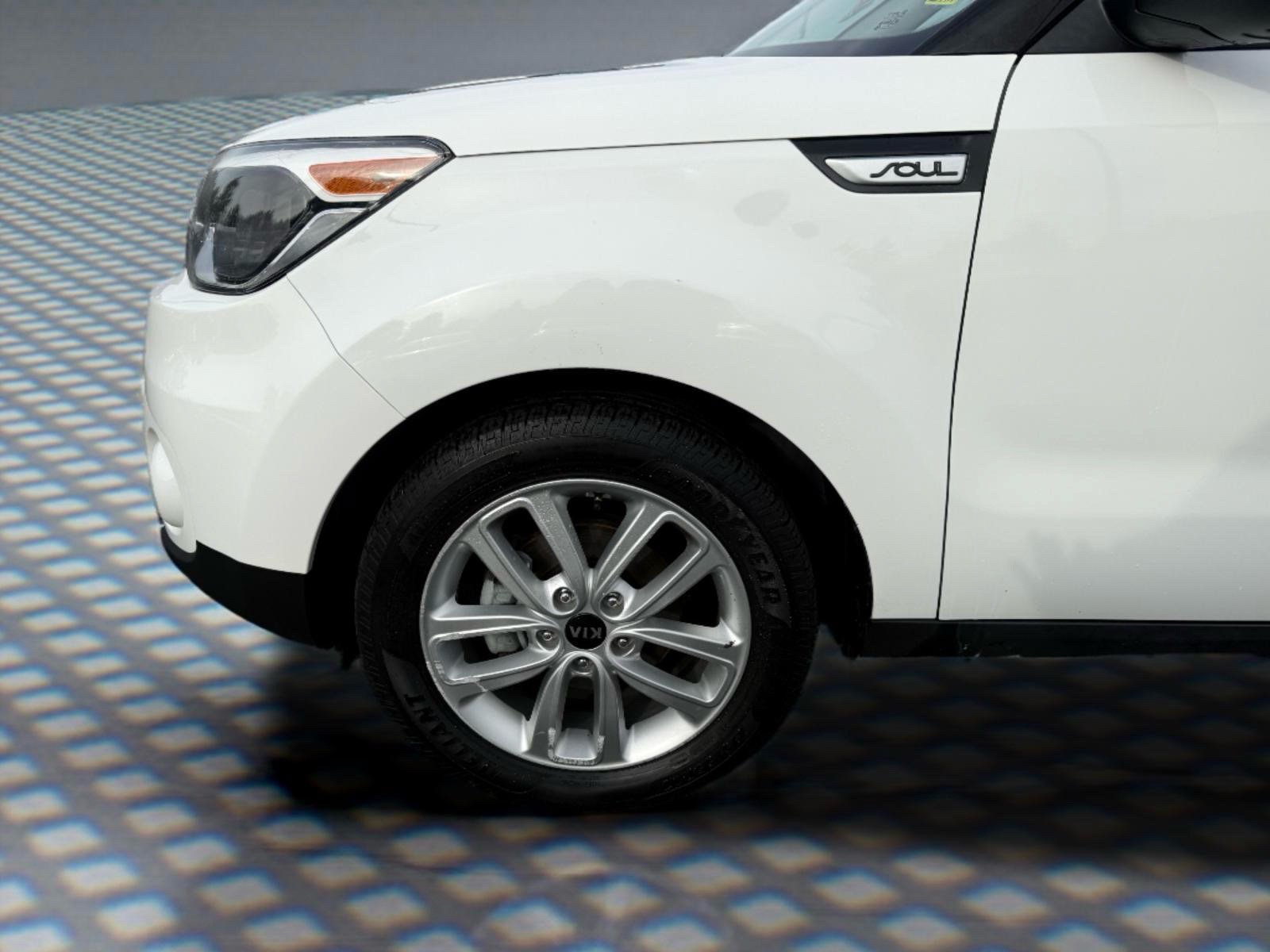 Used 2018 Kia Soul + FWD image 12