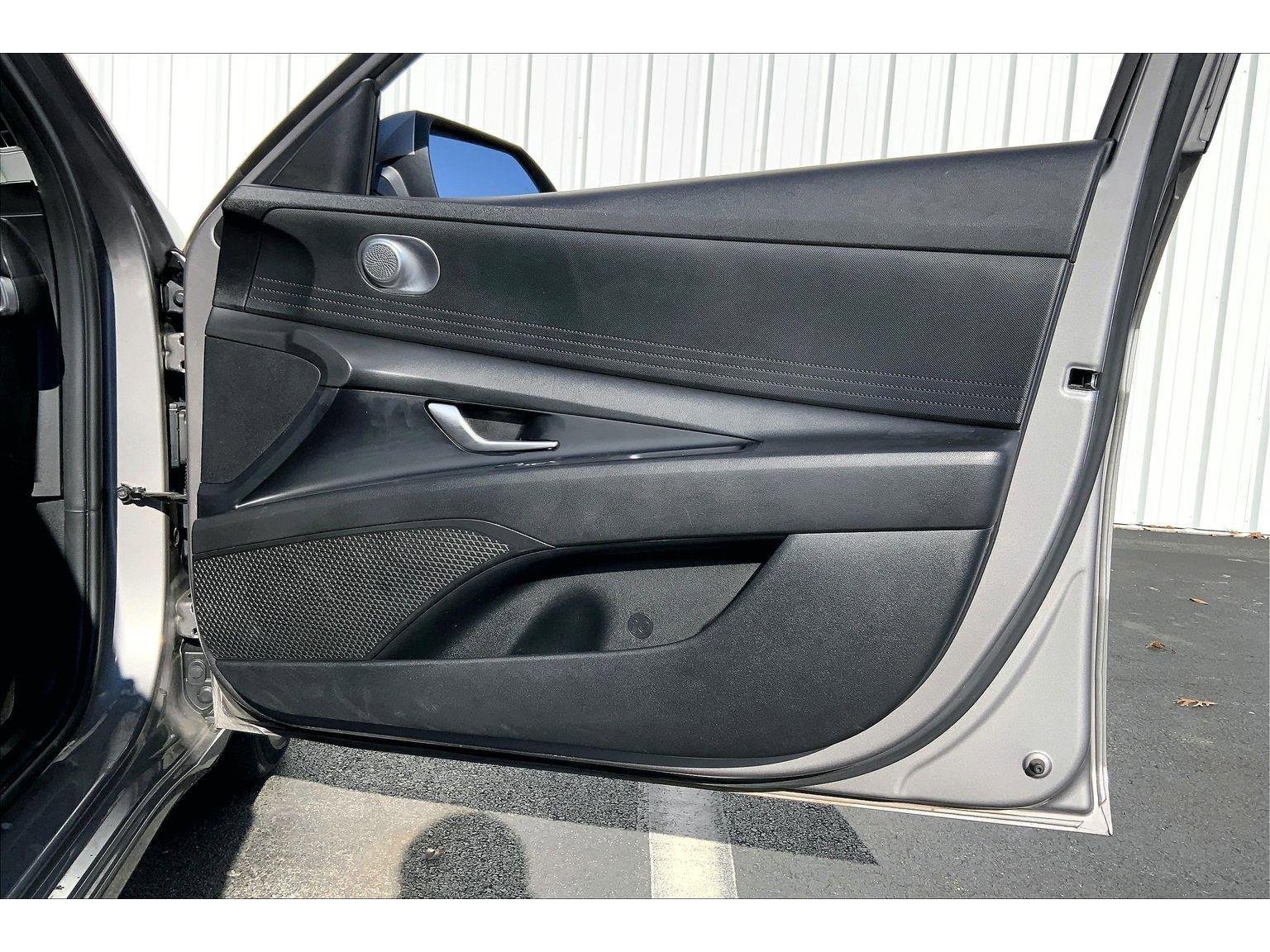 Used 2022 Hyundai Elantra SE w/ Cargo Package image 20