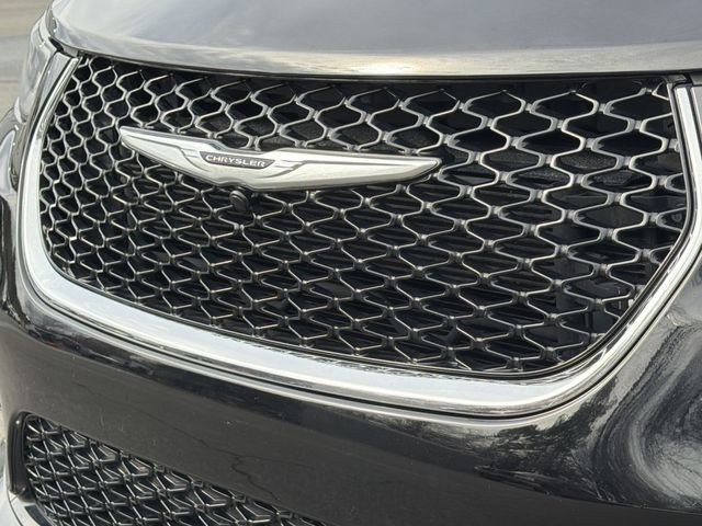 Used 2024 Chrysler Pacifica Touring-L image 16