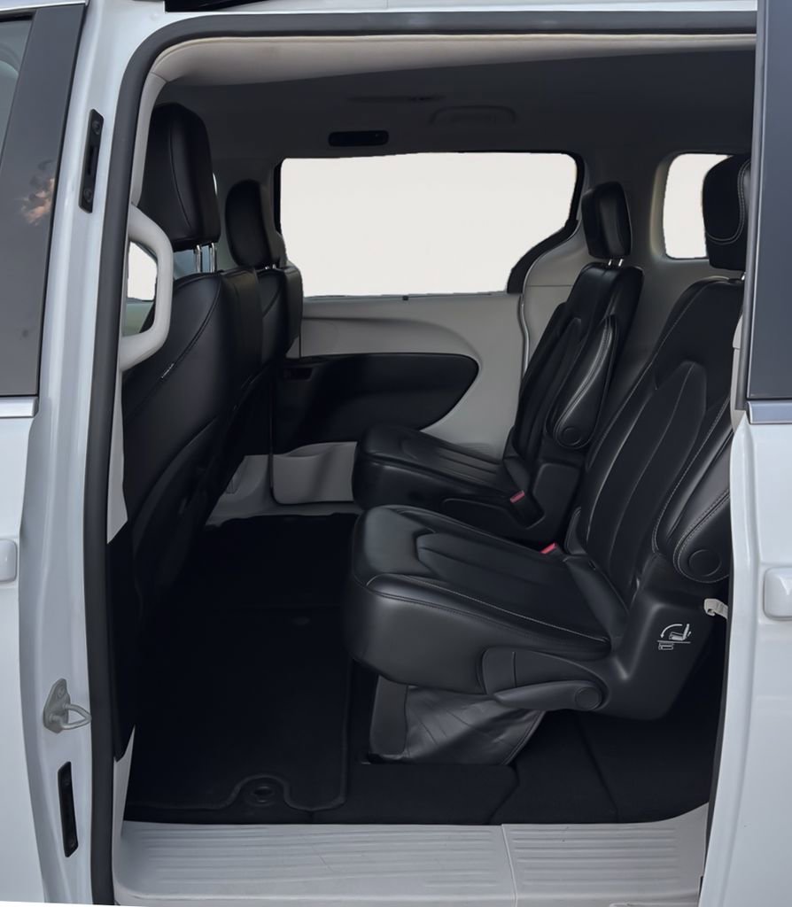Used 2023 Chrysler Pacifica Touring-L image 13