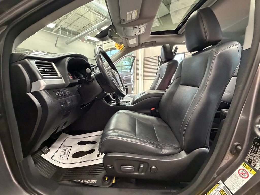 Used 2017 Toyota Highlander Limited AWD/4WD image 61