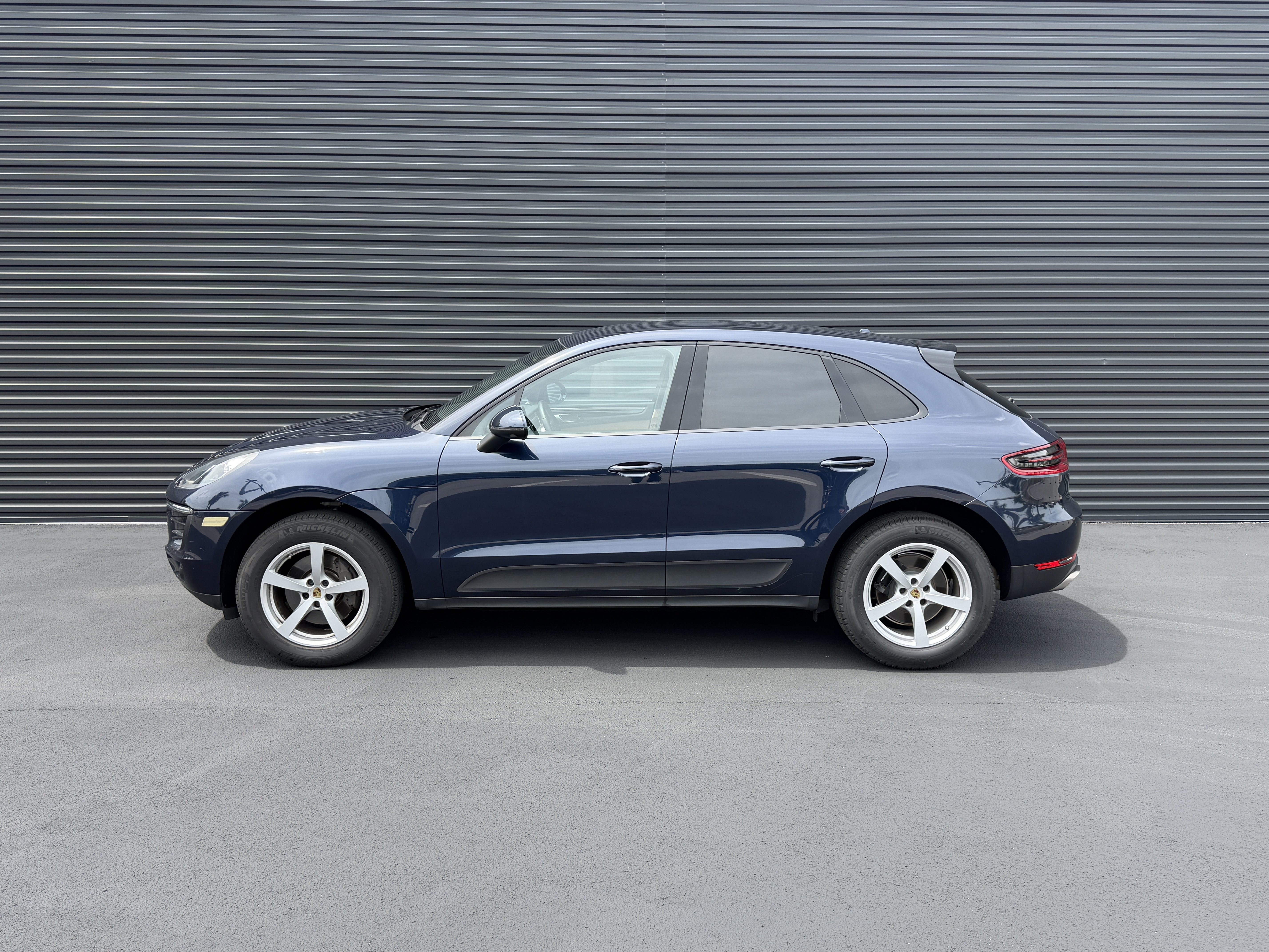 Used 2018 Porsche Macan AWD/4WD image 2