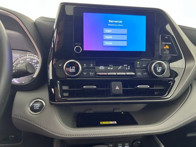 Used 2023 Toyota Highlander XLE AWD/4WD image 30