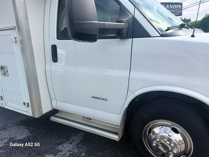 Used 2017 Chevrolet Express 4500 image 15