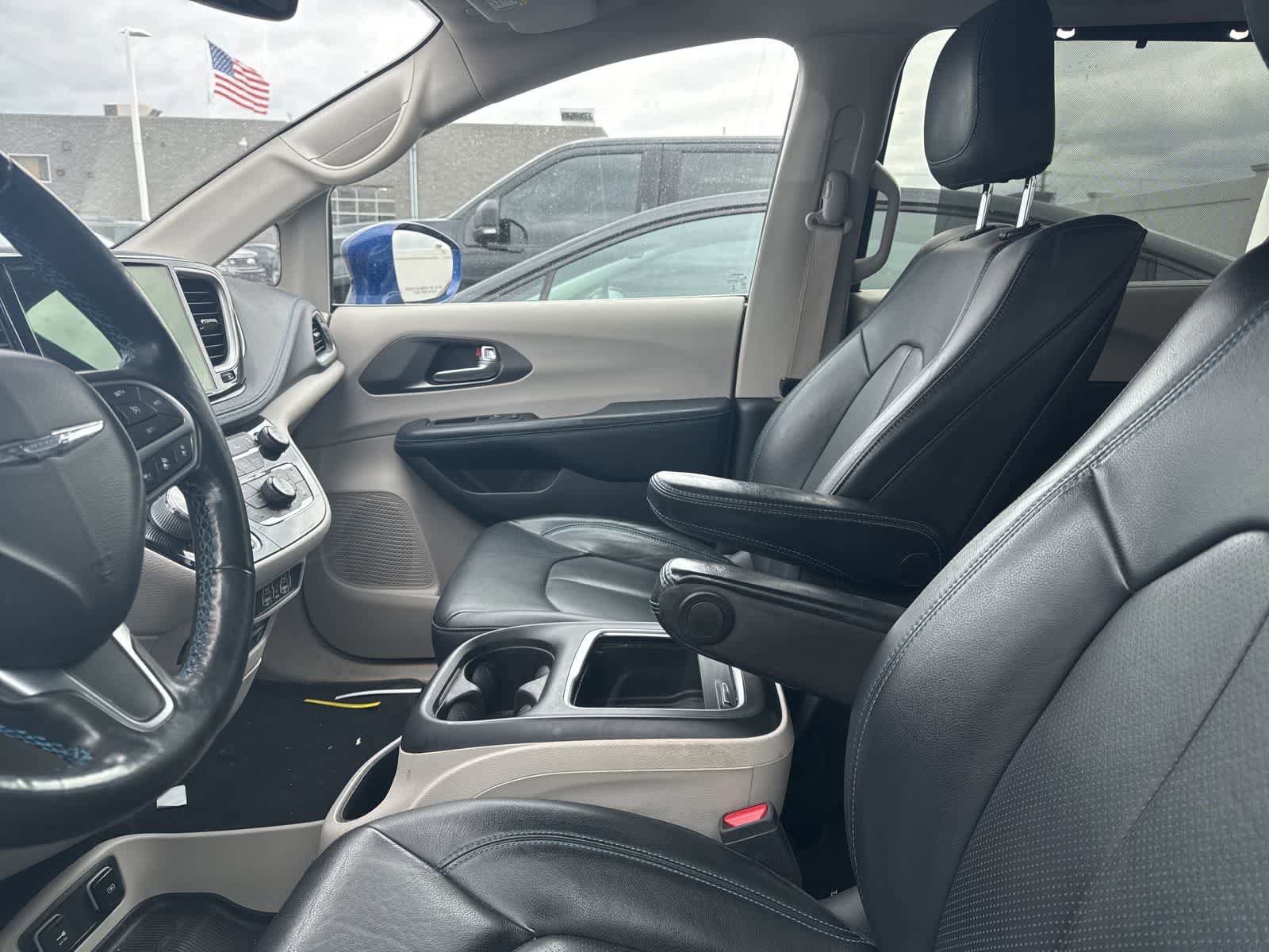 Used 2021 Chrysler Pacifica Touring-L w/ Uconnect Theater Family Group FWD image 29