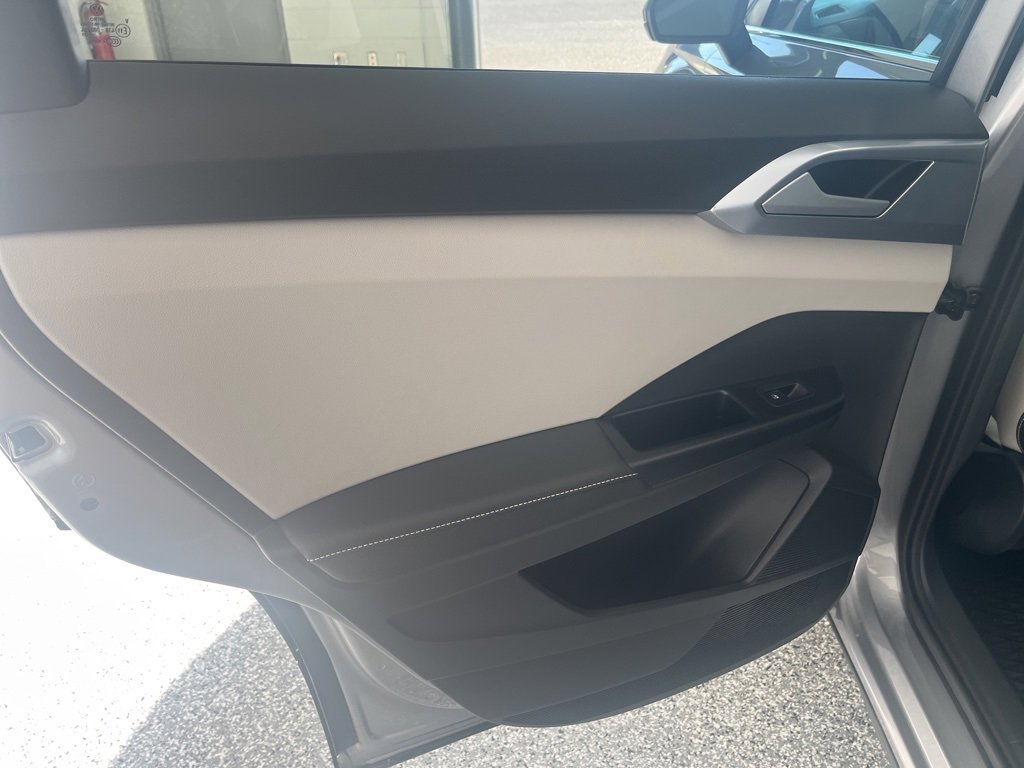 Certified 2025 Volkswagen Taos SE image 32