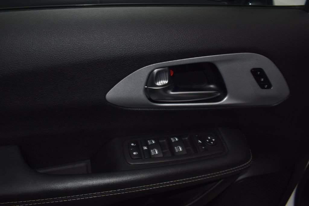 Used 2025 Chrysler Pacifica Limited FWD image 15