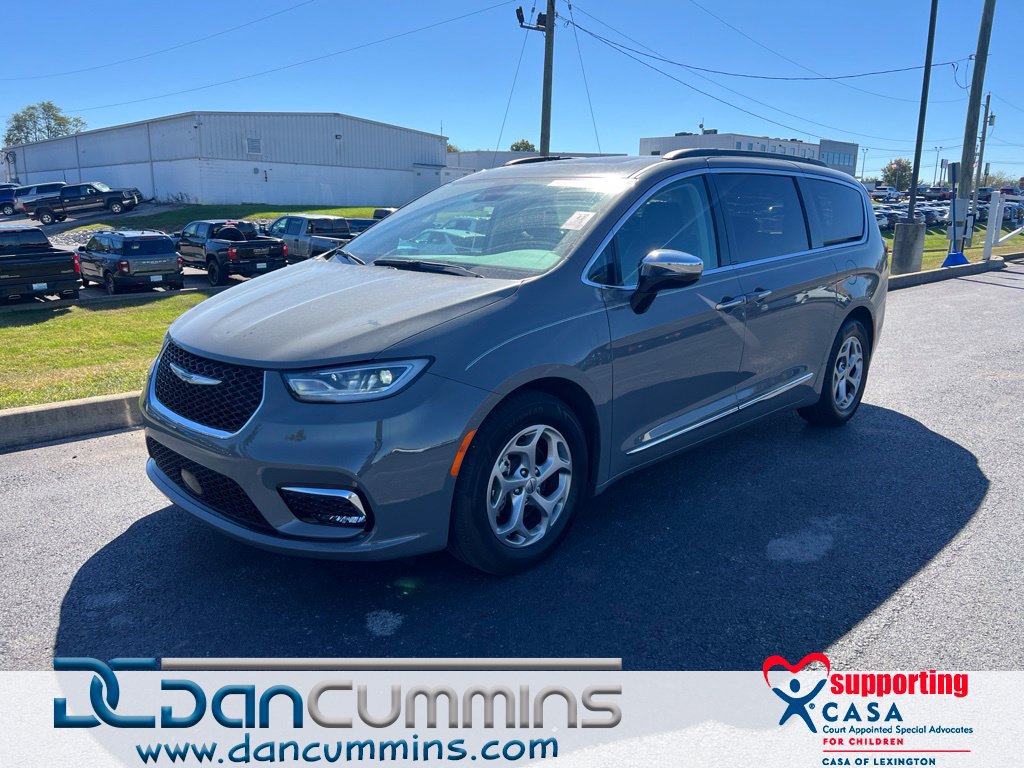 Used 2023 Chrysler Pacifica Limited w/ Uconnect Theater Family Group