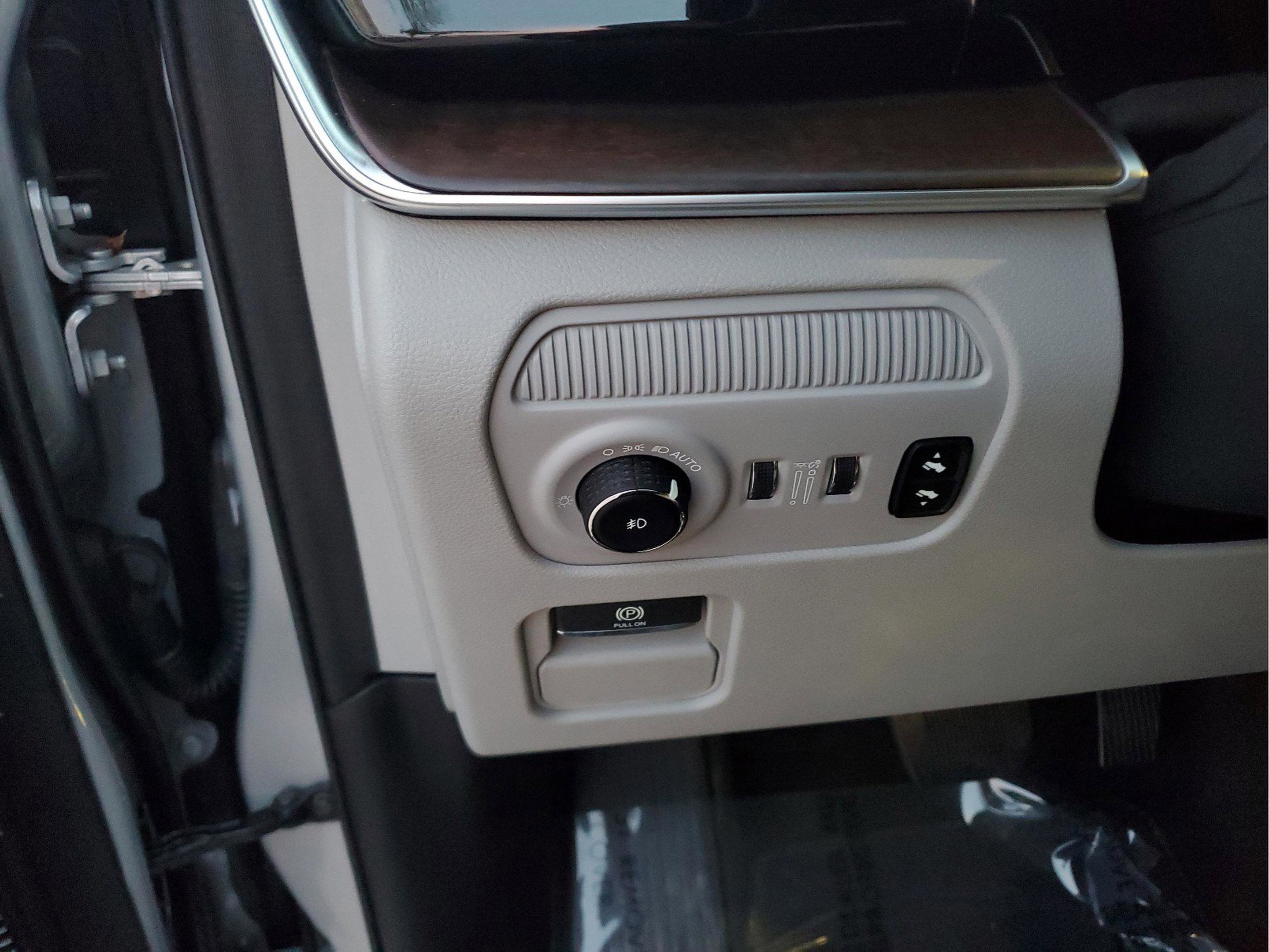 Certified 2025 Jeep Grand Wagoneer 4WD image 27