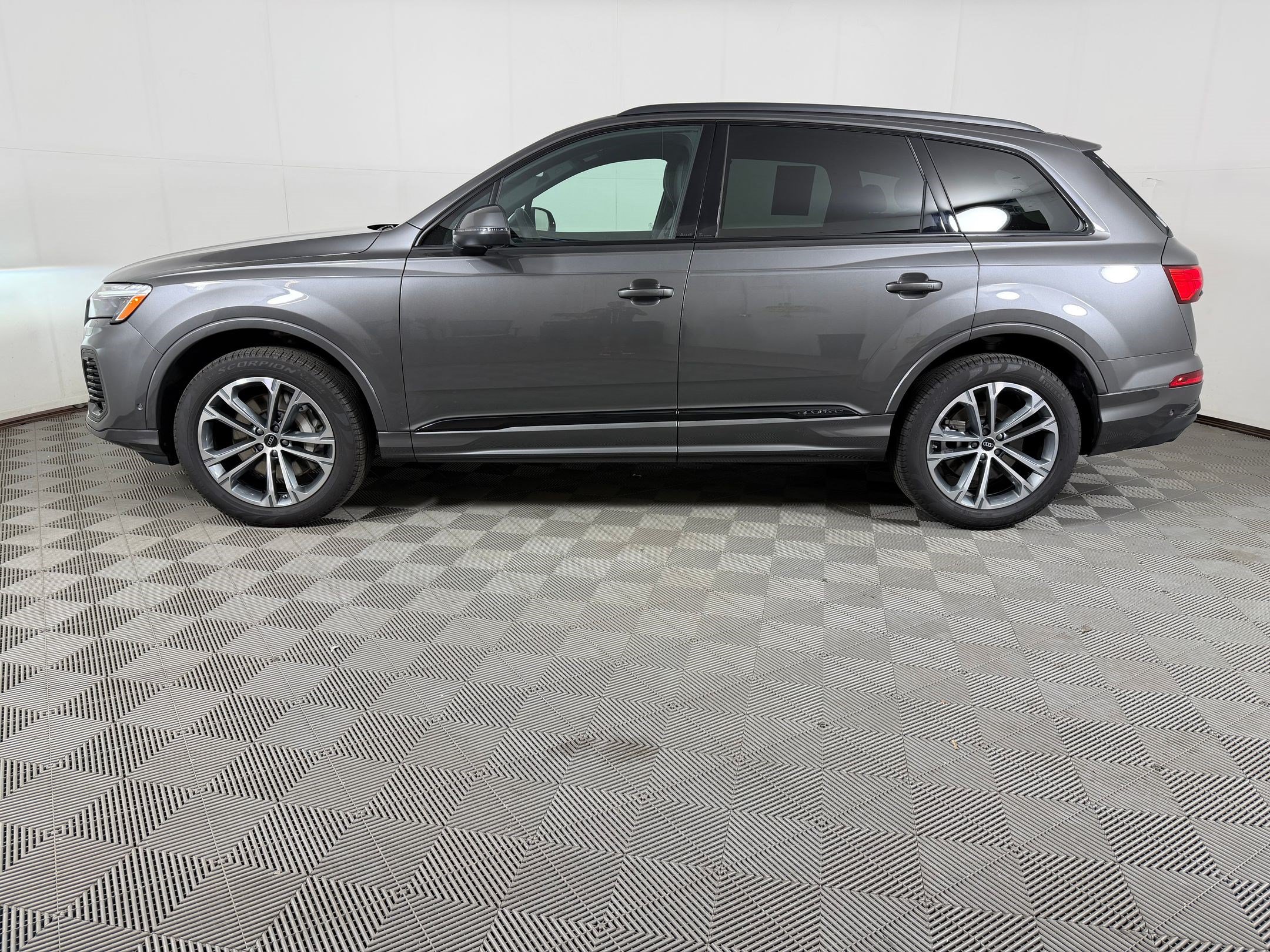 Used 2025 Audi Q7 2.0T Premium w/ Convenience Plus Package AWD/4WD image 2