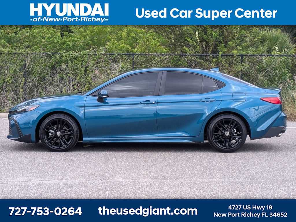 Used 2025 Toyota Camry SE FWD image 2