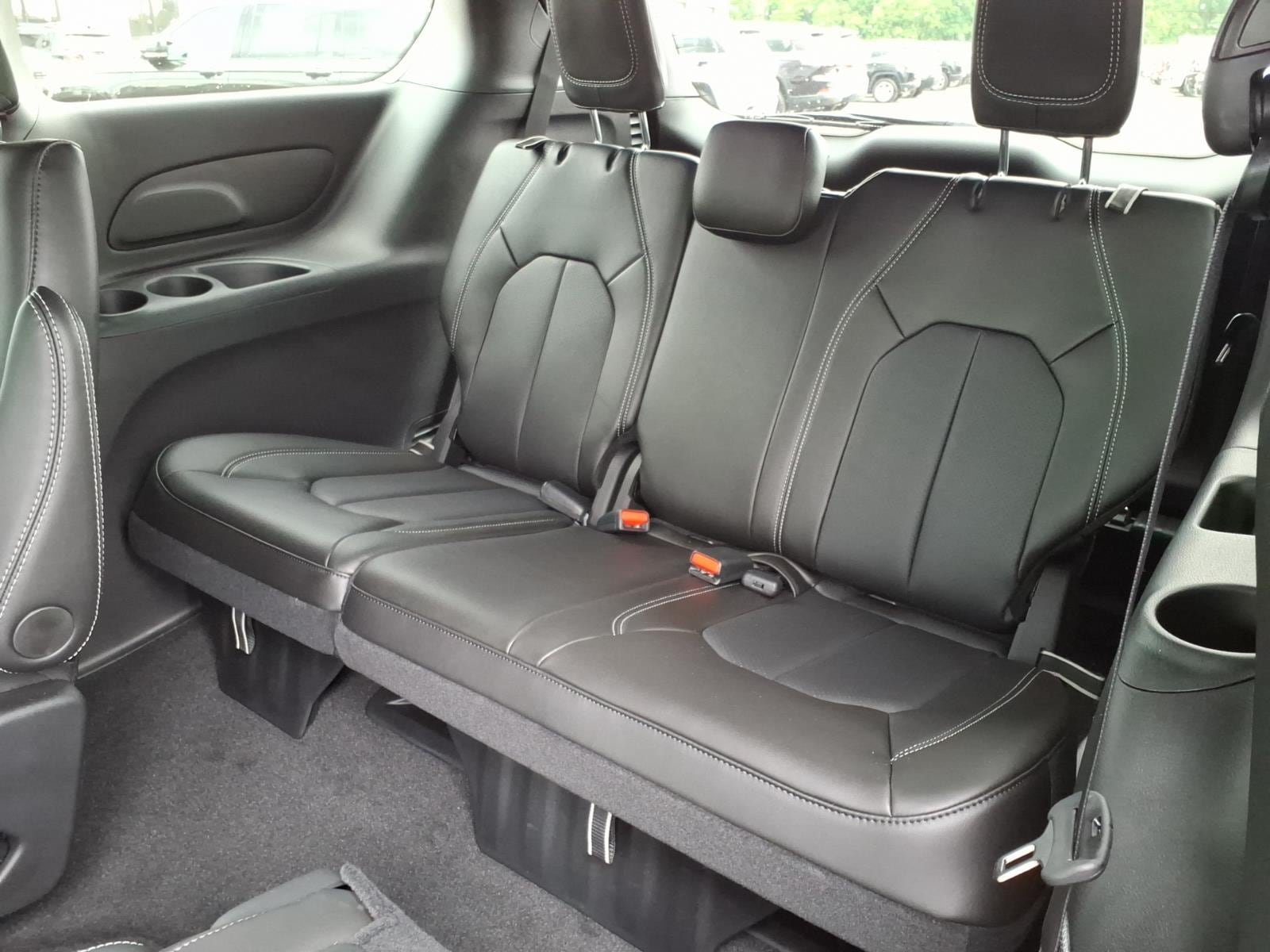 New 2027 Chrysler Pacifica Select AWD/4WD image 10