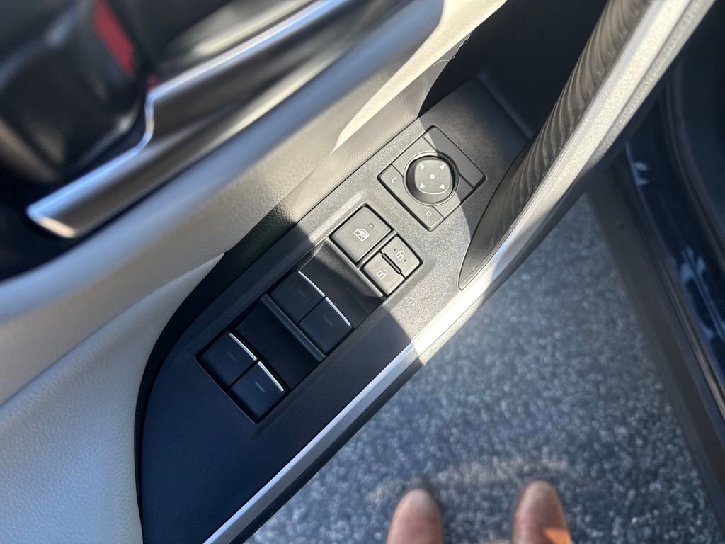 Used 2023 Toyota RAV4 XLE Premium image 12