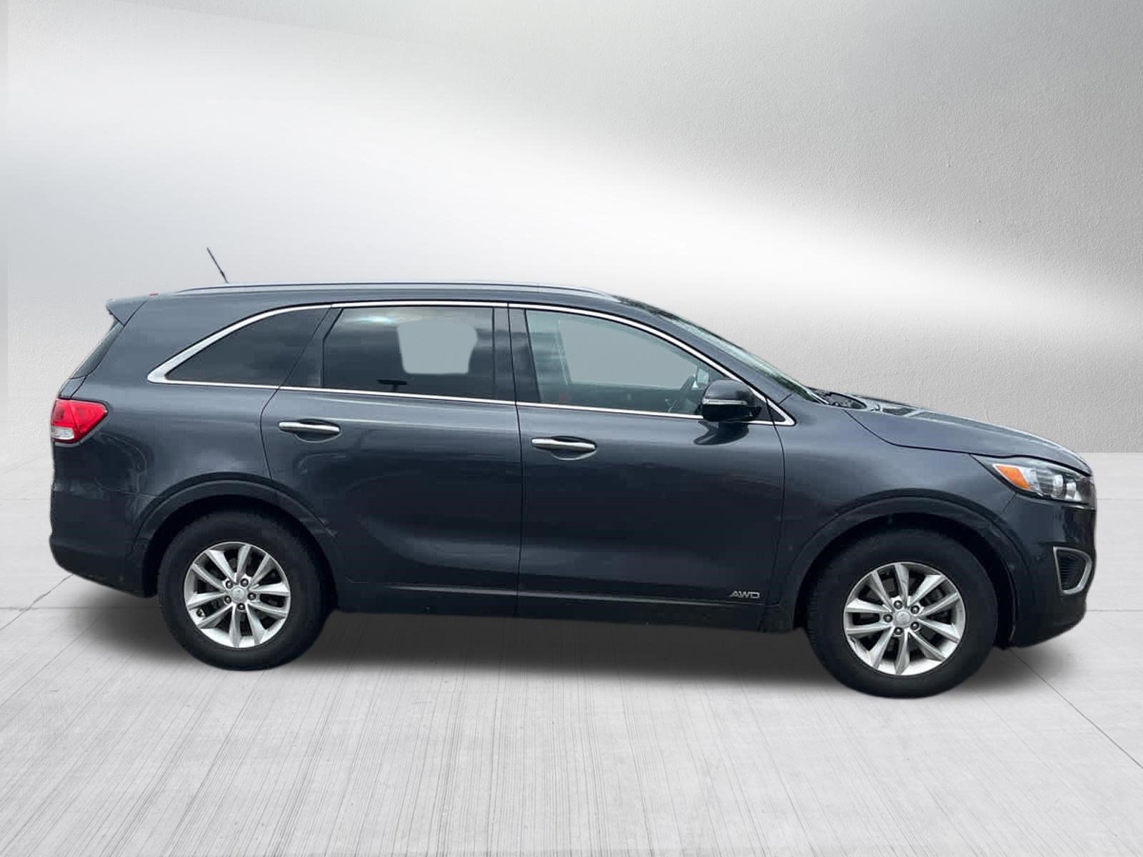 Used 2017 Kia Sorento LX image 2